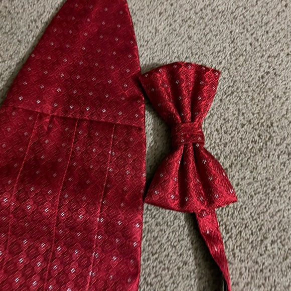 Men’s Cummerbund. Fits up to a 36” waist. All 100% silk as is Matching Tie. - Picture 1 of 6